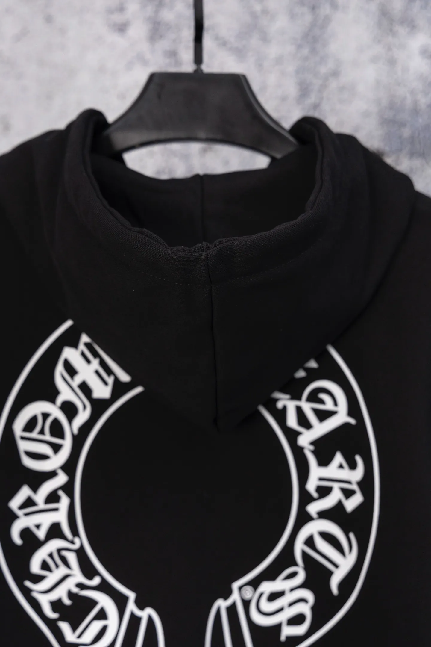 P250 ChromeHearts CH ChromeHearts 25 early autumn flower arm horseshoe zipper cardigan hooded sweatshirt Sanskrit letter rattan flower cross horseshoe hooded sweatshirt The fabric is made of 440g pure cotton terry with matching threads, imported printing, original customization, hardware, soft and skin-friendly. The workmanship is meticulous and the thickness is moderate. The webbing on the back collar extends to the shoulder for reinforcement. The connection between the wellhead and the shoulder is reinforced. The whole body is made with thousands of needle embroidery techniques. It is more compliant and stylish with clothes. It is a hot item of the season. The original customized accessories are complete with three standards. It will look handsome with any combination. The os drop shoulder version and loose version. Color: Black White Size: S M L XL